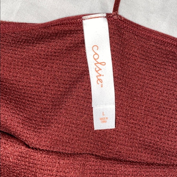 Women’s Colsie Cropped Maroon Shirt in a Large - Picture 4 of 4